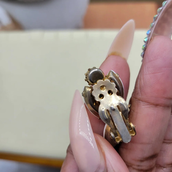 Vintage Milk Glass Clip On Earrings - Picture 3 of 3